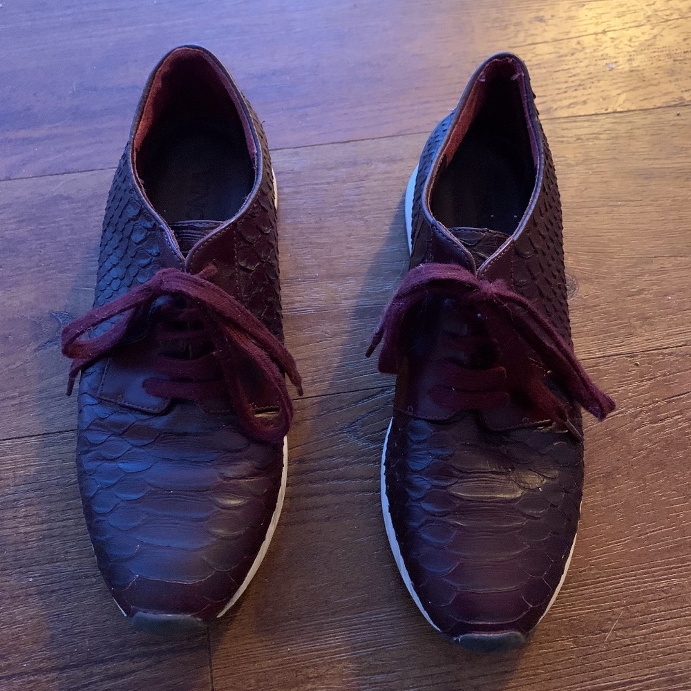 Vince sneaker, size 8